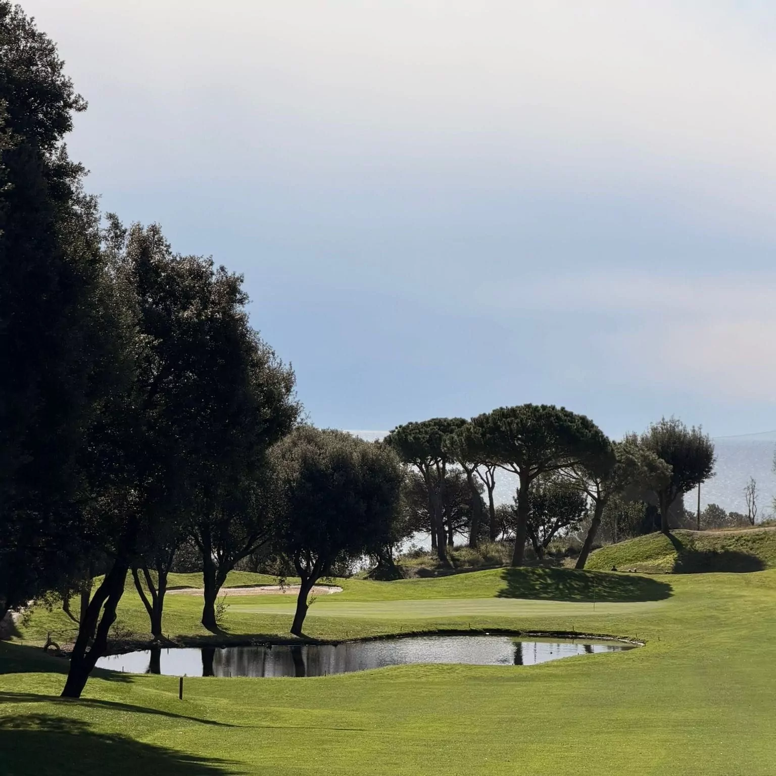 Club de Golf Llavaneras – Wasserhindernis mit mediterranen Pinien