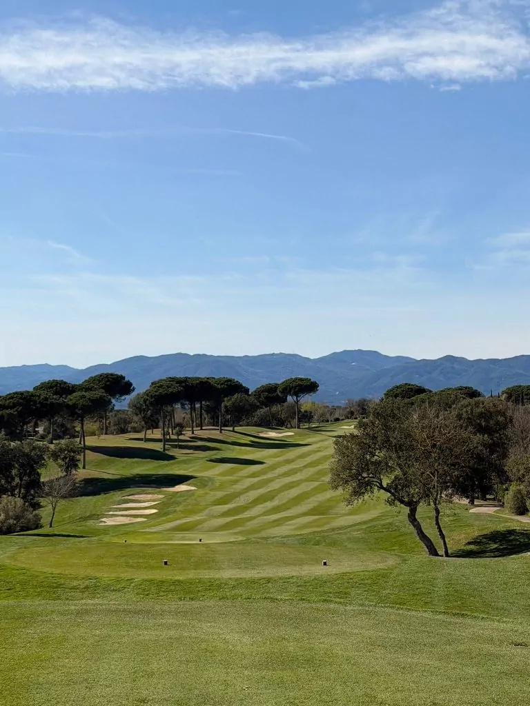 Fairway mit Blick auf die Küstenberge der Serralada Litoral – Costa del Maresme